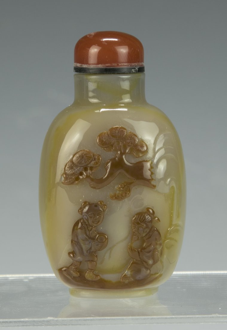 A Chinese Cameo Carved Agate Snuff Bottle (1 of 4)