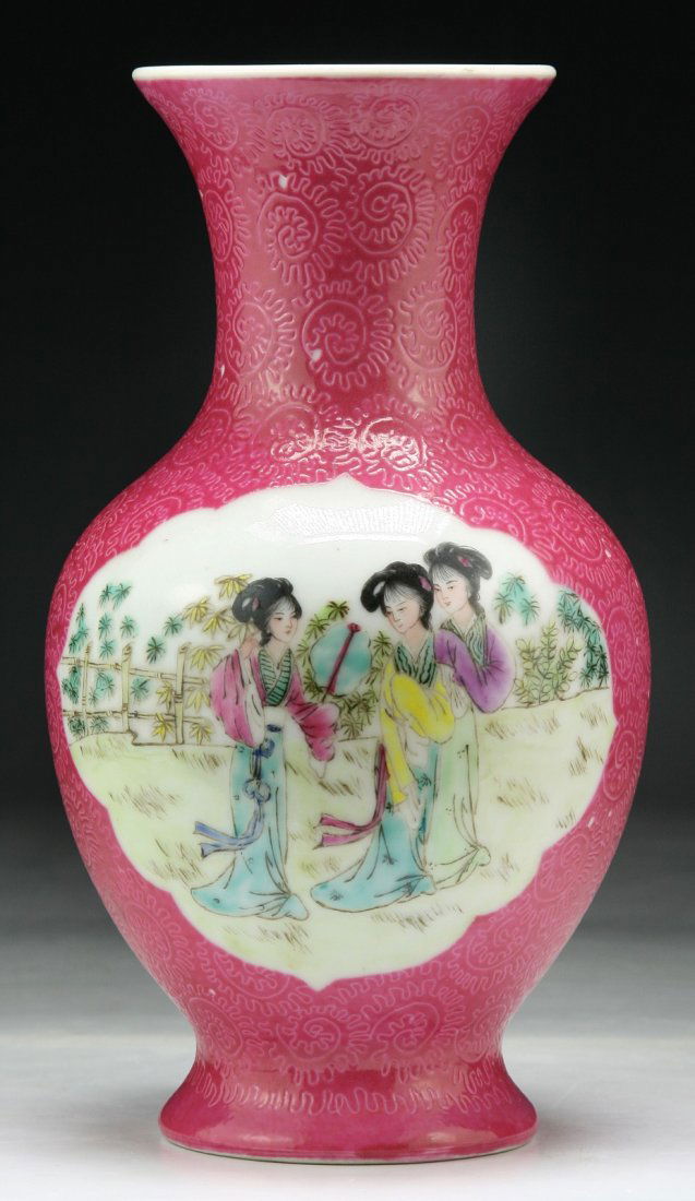 A Chinese Antique Famille Rose Porcelain Vase (1 of 4)
