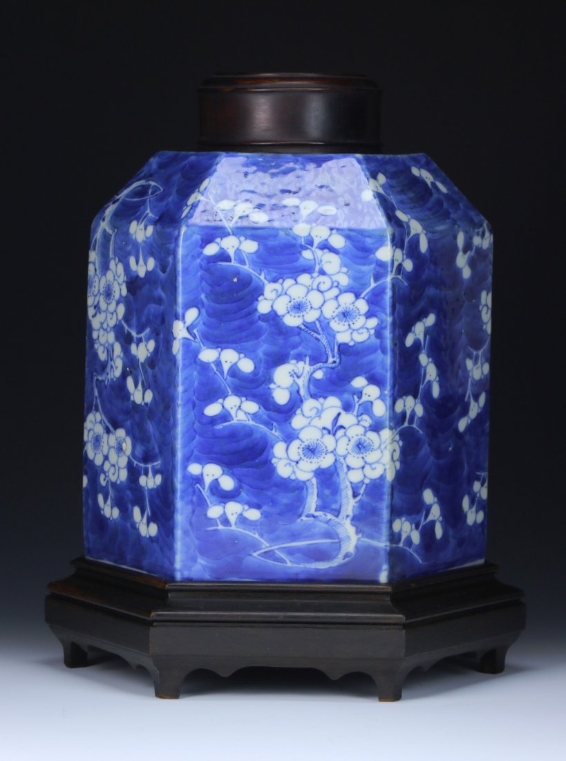 A Chinese Antique Blue & White Lidded Porcelain Vase (1 of 5)