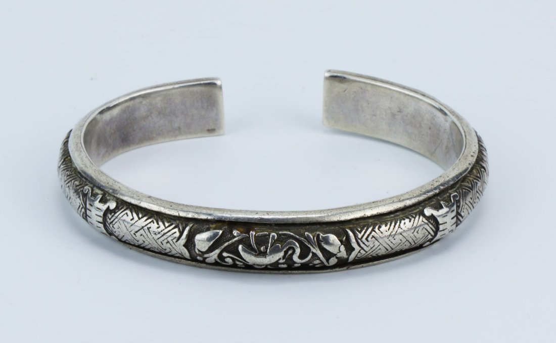 A Chinese Antique Silver Bangle (1 of 5)