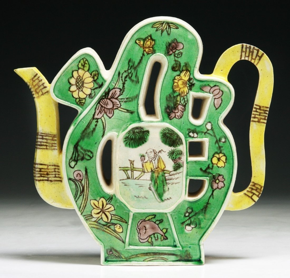 A Chinese Antique Famille Rose Porcelain Teapot: A Chinese Antique Famille Rose Porcelain Teapot: of Late Qing Dynasty; Size: H: 8"