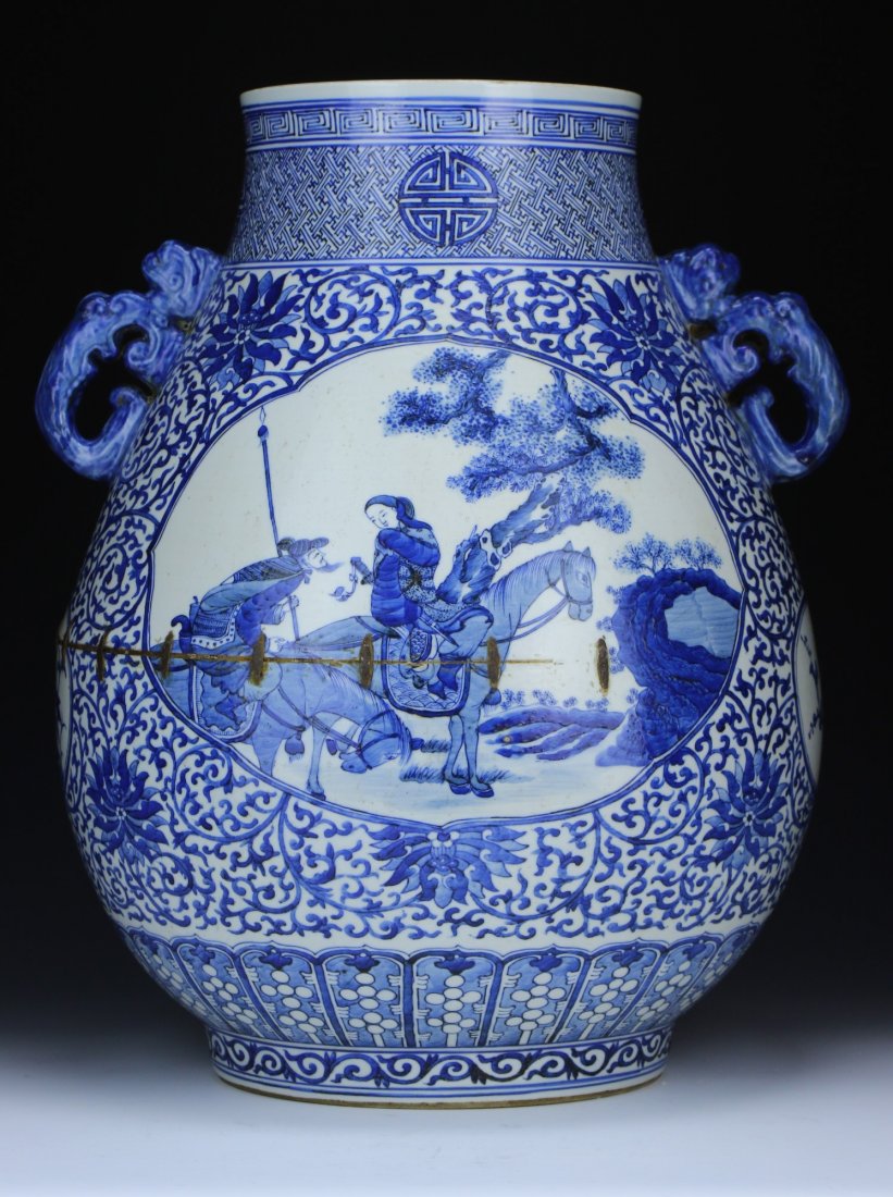 A Big Chinese Antique Blue & White Porcelain Zun: A Big Chinese Antique Blue & White Porcelain Zun: with baluster form with two handles, painted around with the panels of warriors in battle field, the six character QIANLONG mark signed in cobalt blue