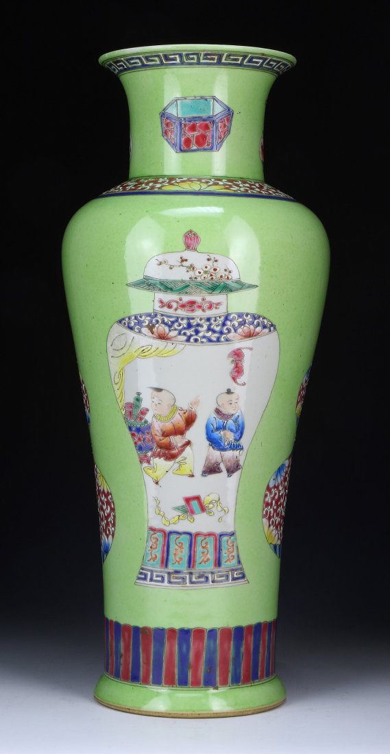 A Big Chinese Antique Famille Rose Porcelain Vase: A Big Chinese Antique Famille Rose Porcelain Vase; Size: H: 16-1/4"
