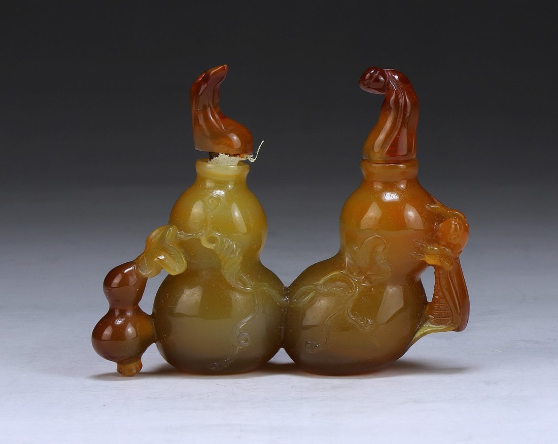 A Fine Chinese Antique Agate Snuff Bottle (1 of 4)