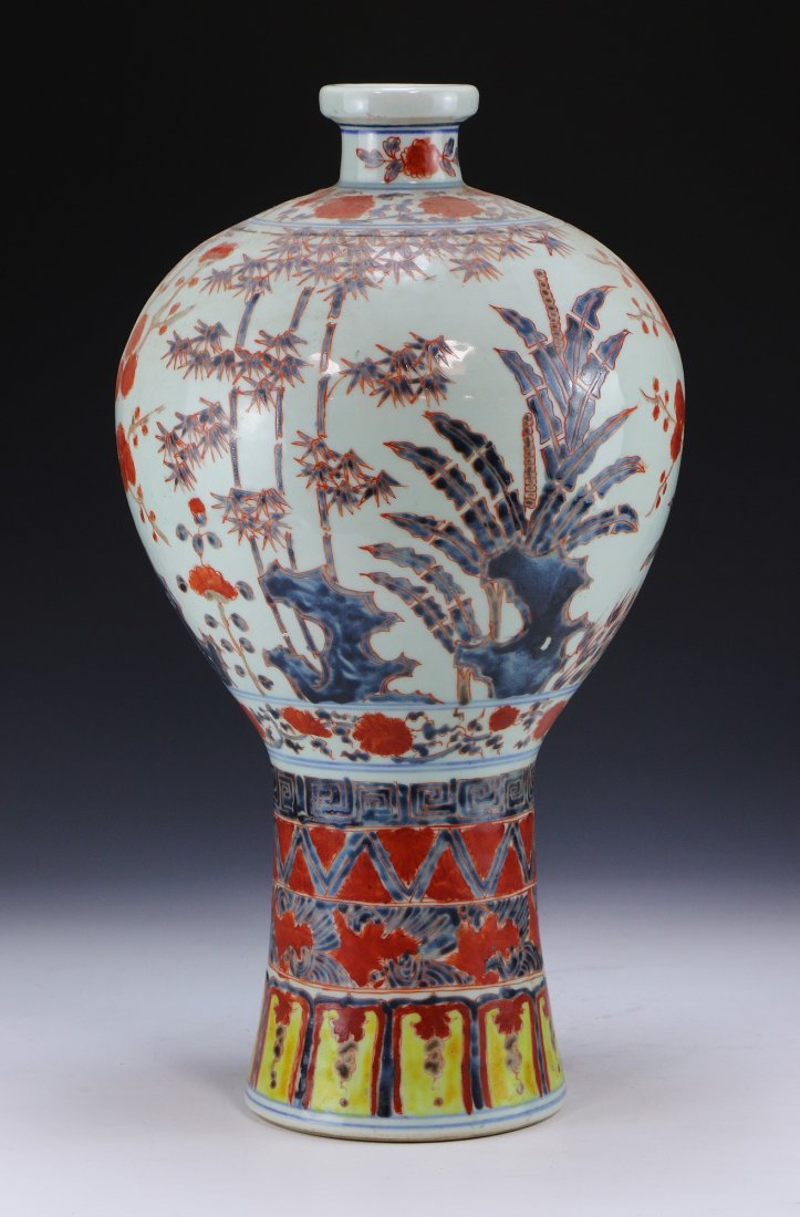 A Chinese Antique Famille Rose Porcelain Vase: A Chinese Antique Famille Rose Porcelain Vase; Size: H: 15"