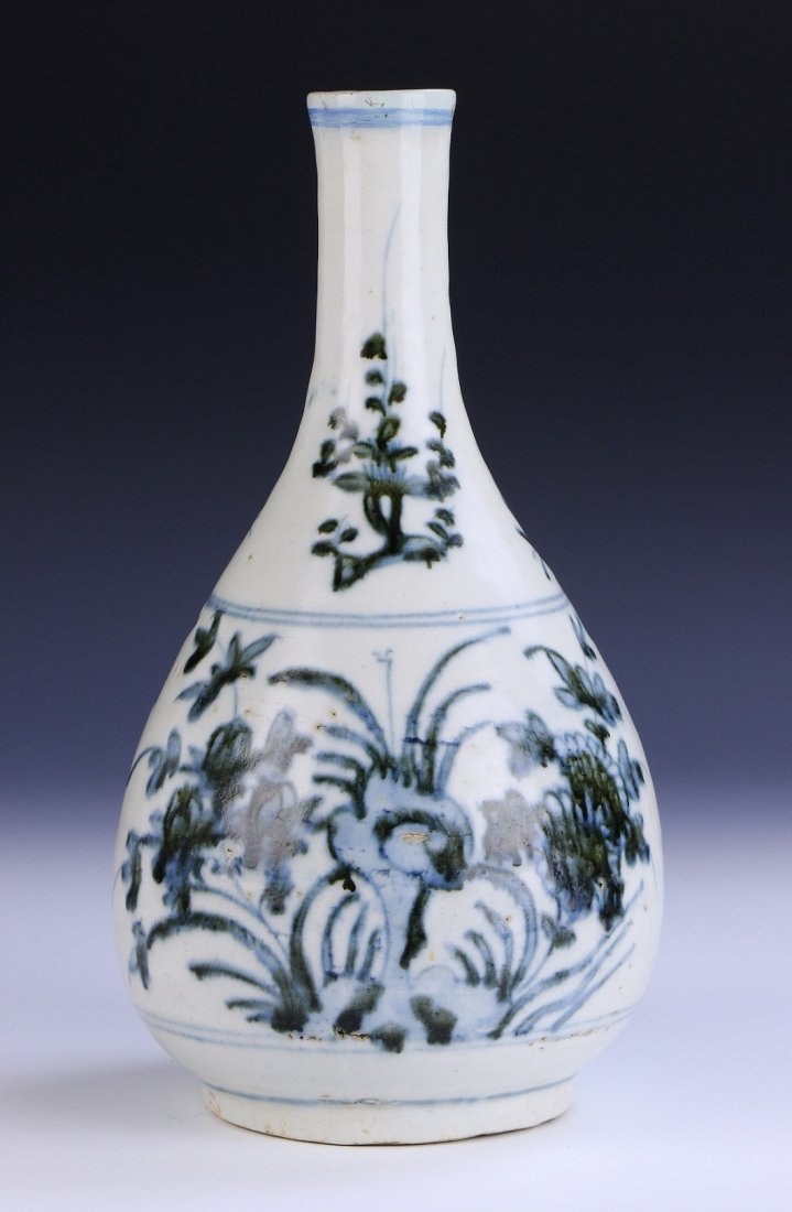 A Chinese Antique Blue & White Porcelain Vase: A Chinese Antique Blue & White Porcelain Vase: of MING Dynasty; Size: H: 11”