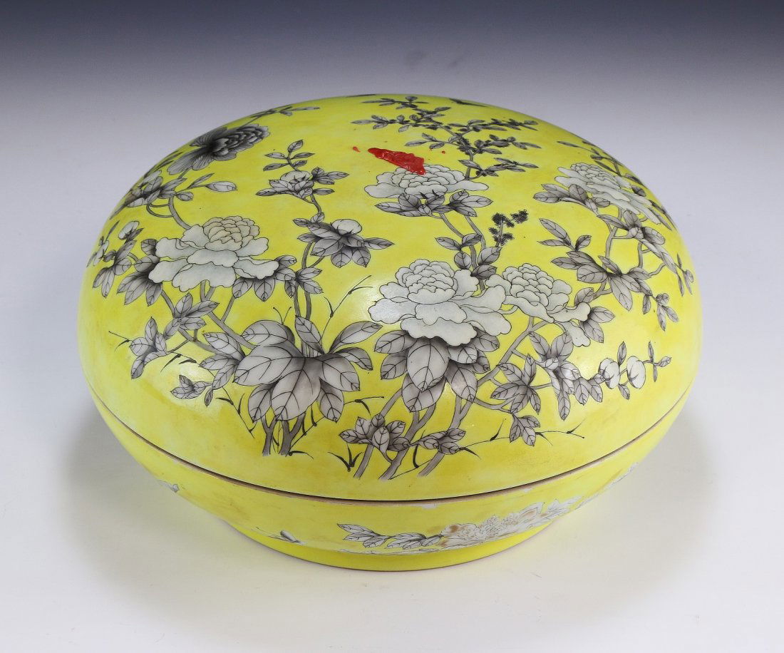 A Chinese Antique Famille Rose Porcelain Case (1 of 8)