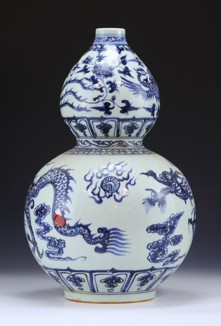 A Big Chinese Antique Blue & White Vase: of gourd form, painted finely with dragons along the body, and ending in a small and cylindrical top; Size: H: 15" (38cm)