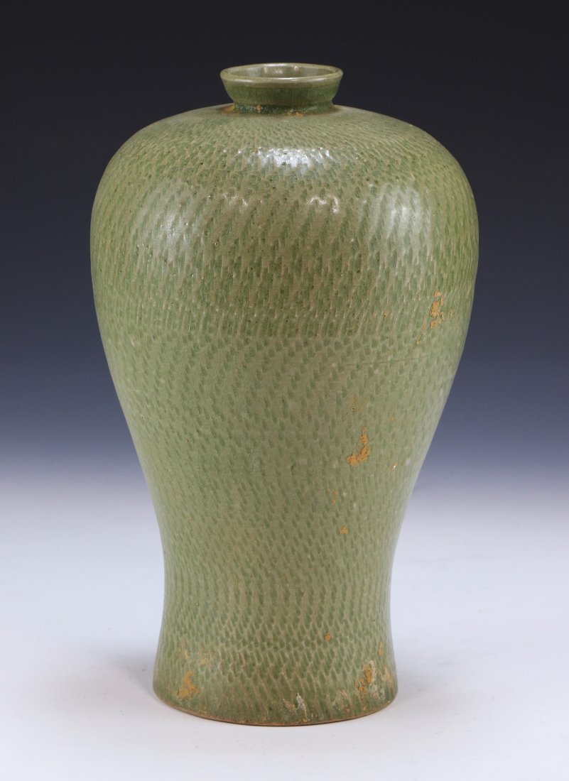 A RARE CHINESE ANTIQUE CELADON GLAZED VASE (1 of 5)