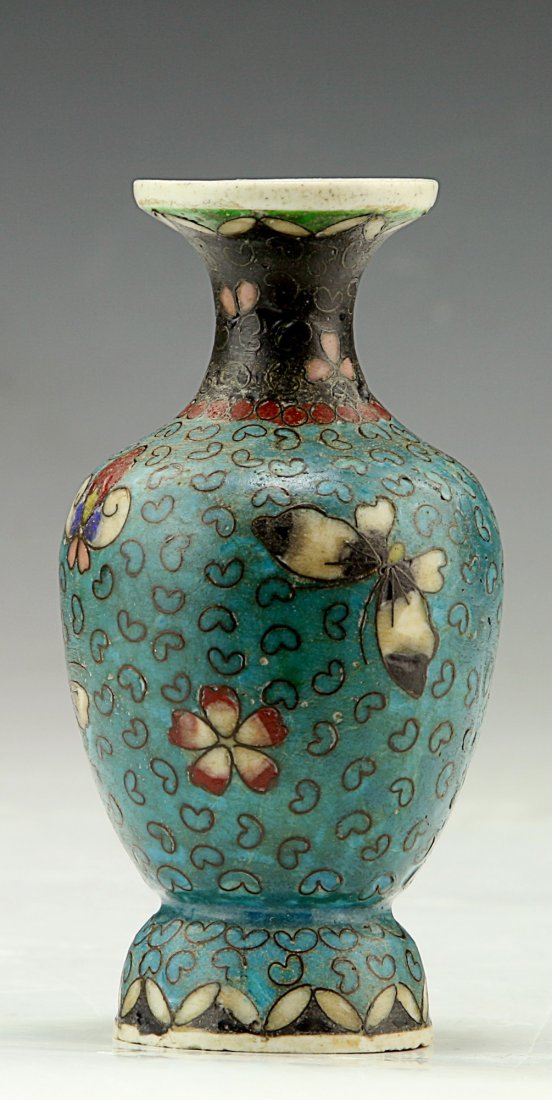 A Chinese Antique Famille Rose Porcelain Vase: A Chinese Antique Famille Rose Porcelain Vase; Size: H: 4-3/4" (12cm)