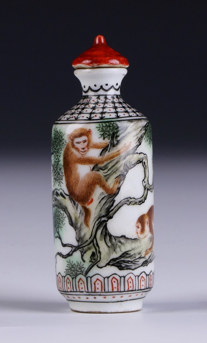 A Chinese Antique Porcelain Snuff Bottle (1 of 3)