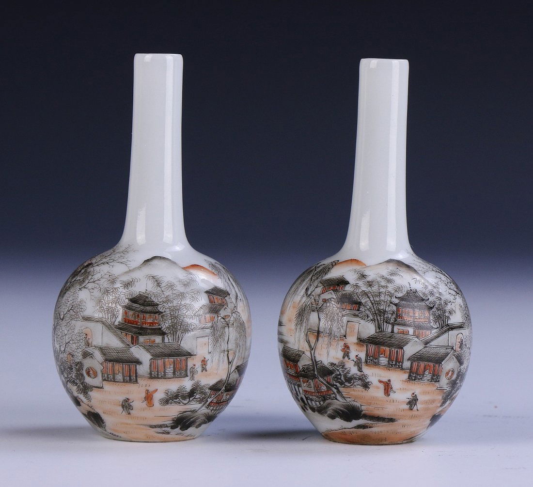 Pair Chinese Antique Famille Rose Porcelain Vases: 清乾隆藍料款礬紅黑彩薄胎小瓶一對Pair Chinese Antique Famille Rose Porcelain Vases: Each Of Globular Form