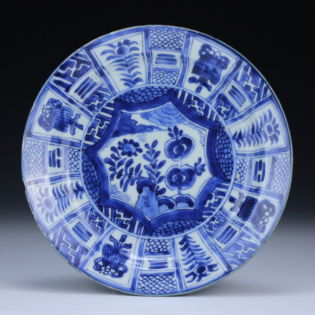 A Chinese Blue And White 'Kraak Porselein' Dish: 轉型期克拉克青花瓷盤 A Chinese Blue And White 'Kraak Porselein' Dish: Late Ming Dynasty, Circa 1610-1630, The Barbed Rim Shallow Shape Has T