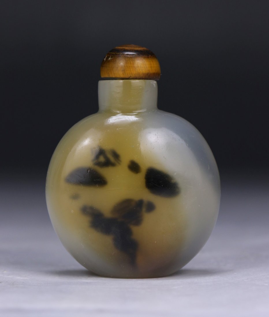 A Chinese Antique Cameo Agate Snuff Bottle (1 of 6)