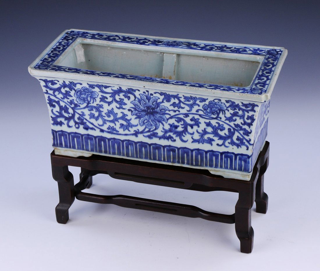 A Chinese Antique Blue & White Porcelain Planter (1 of 5)