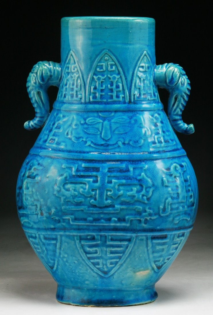 A CHINESE ANTIQUE BLUE GLAZED PORCELAIN VASE (1 of 3)