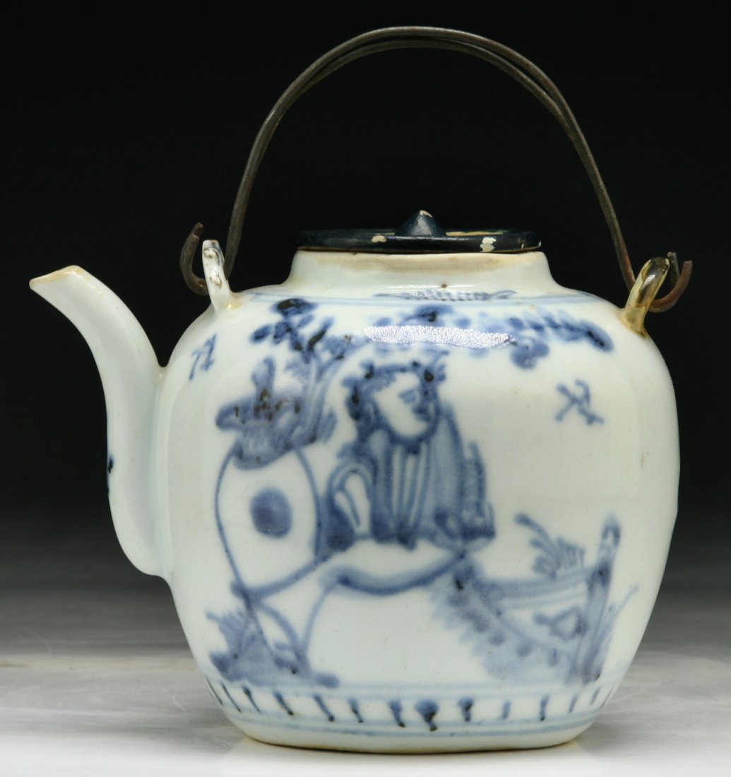 A CHINESE ANTIQUE BLUE & WHITE PORCELAIN TEAPOT (1 of 3)
