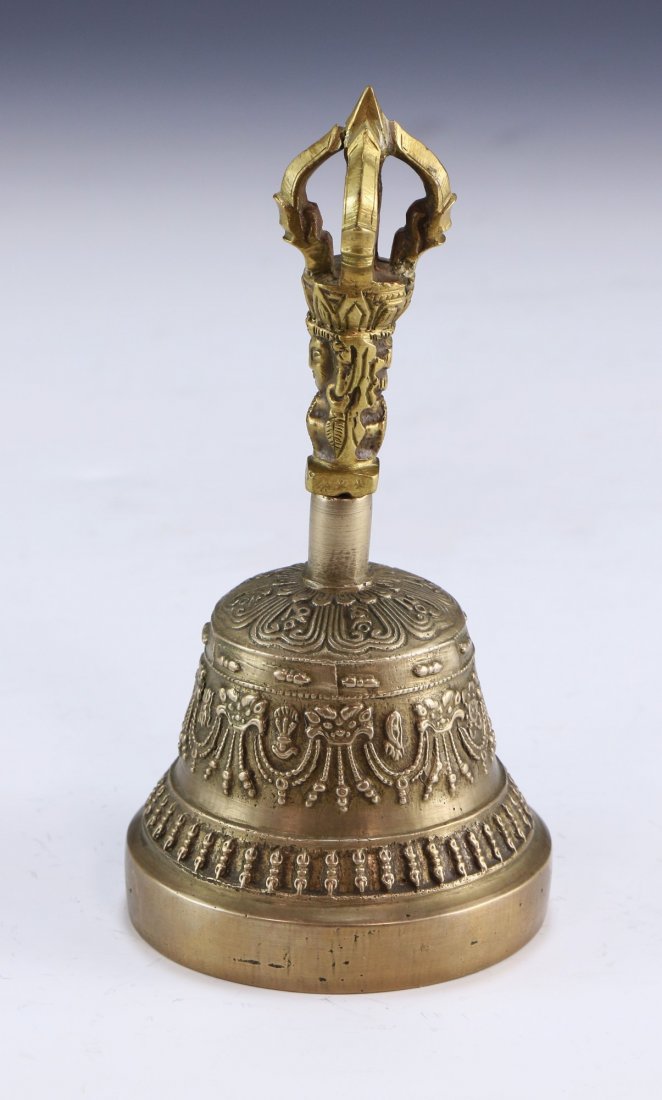A CHINESE ANTIQUE METAL BELL (1 of 6)