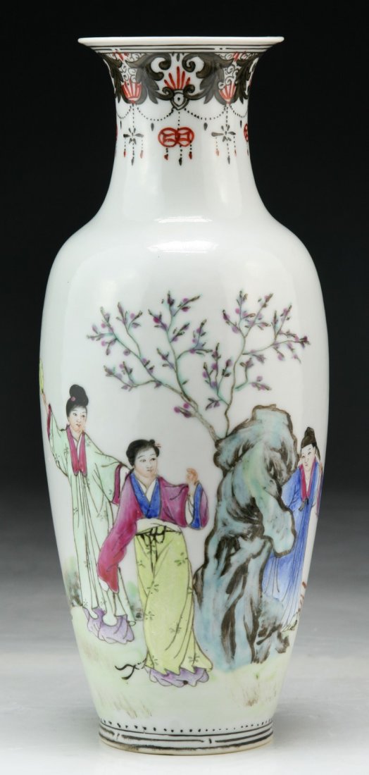A CHINESE ANTIQUE FAMILLE ROSE PORCELAIN VASE (1 of 4)