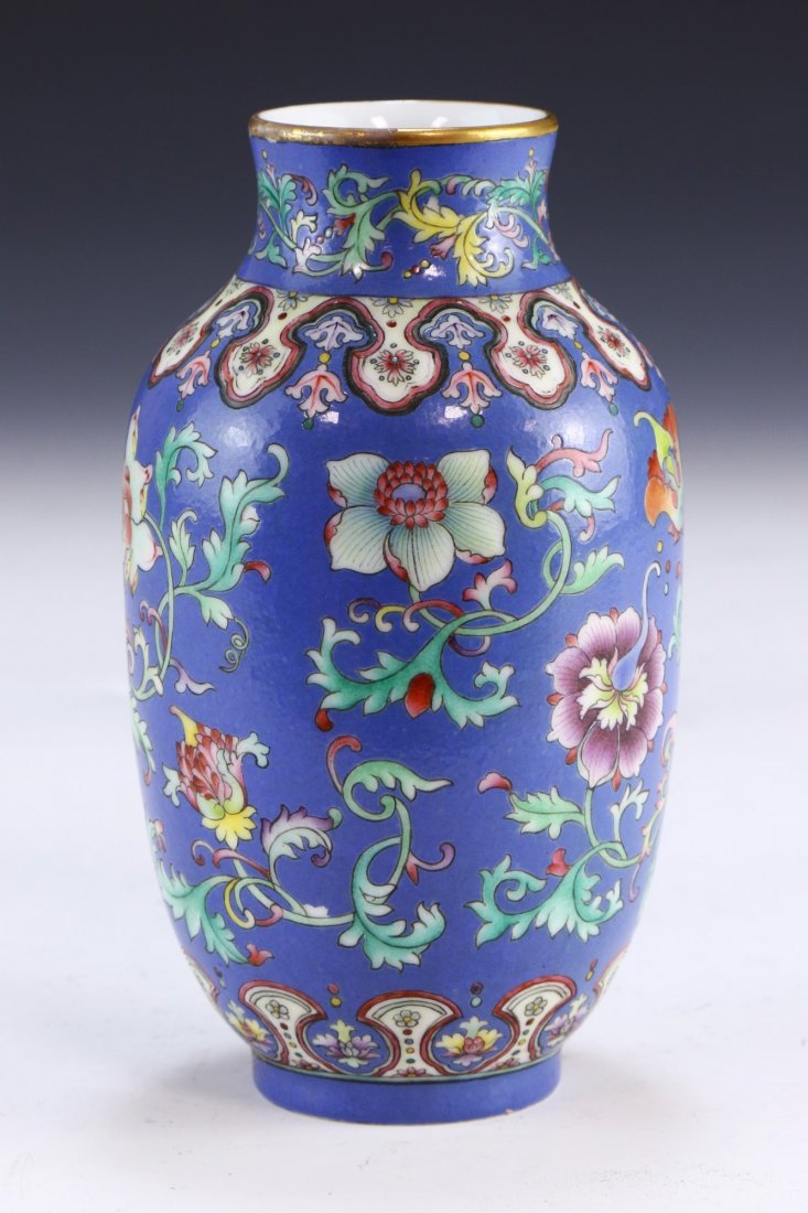 A CHINESE ANTIQUE GILT FALANGCAI PORCELAIN VASE: A CHINESE ANTIQUE GILT FALANGCAI PORCELAIN VASE: of ovoid form with a short neck, rim with richly gilt, body finely painted brightly with blooming flower scrolls, all between the ruyi head bands aroun