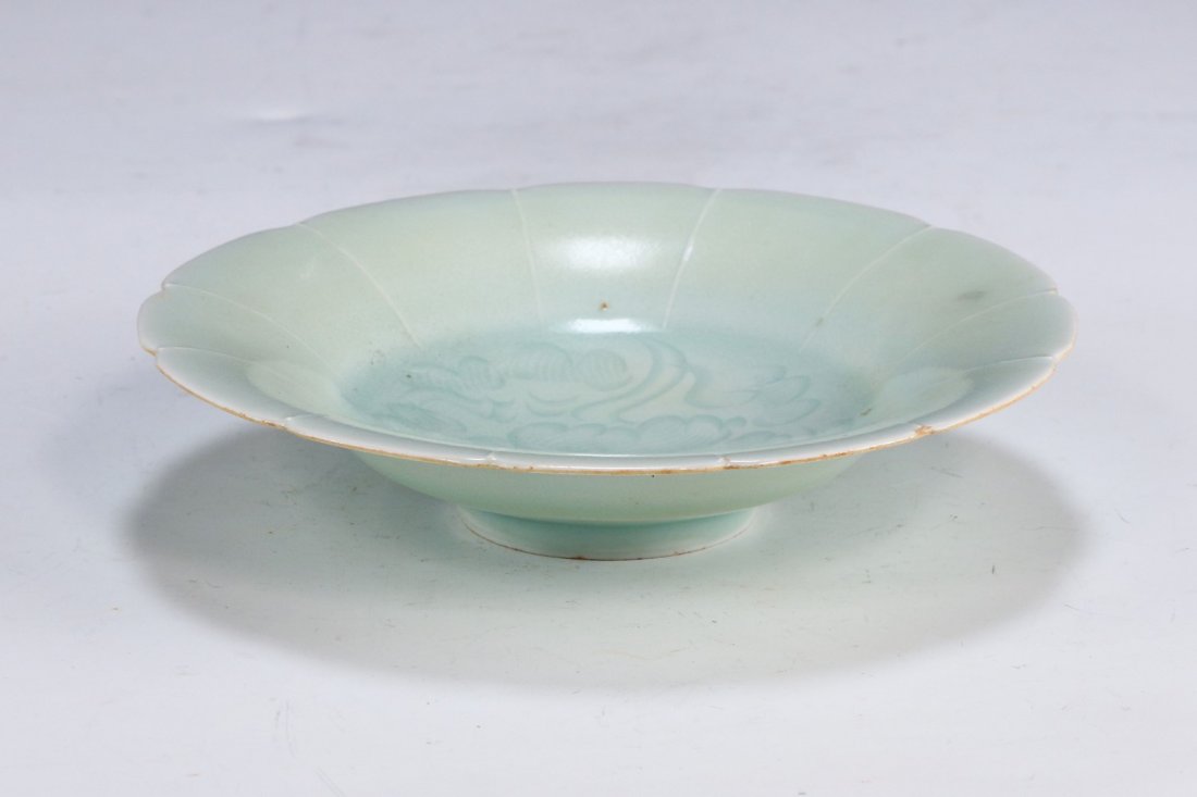 A CHINESE ANTIQUE CELADON GLAZED PORCELAIN PLATE (1 of 4)