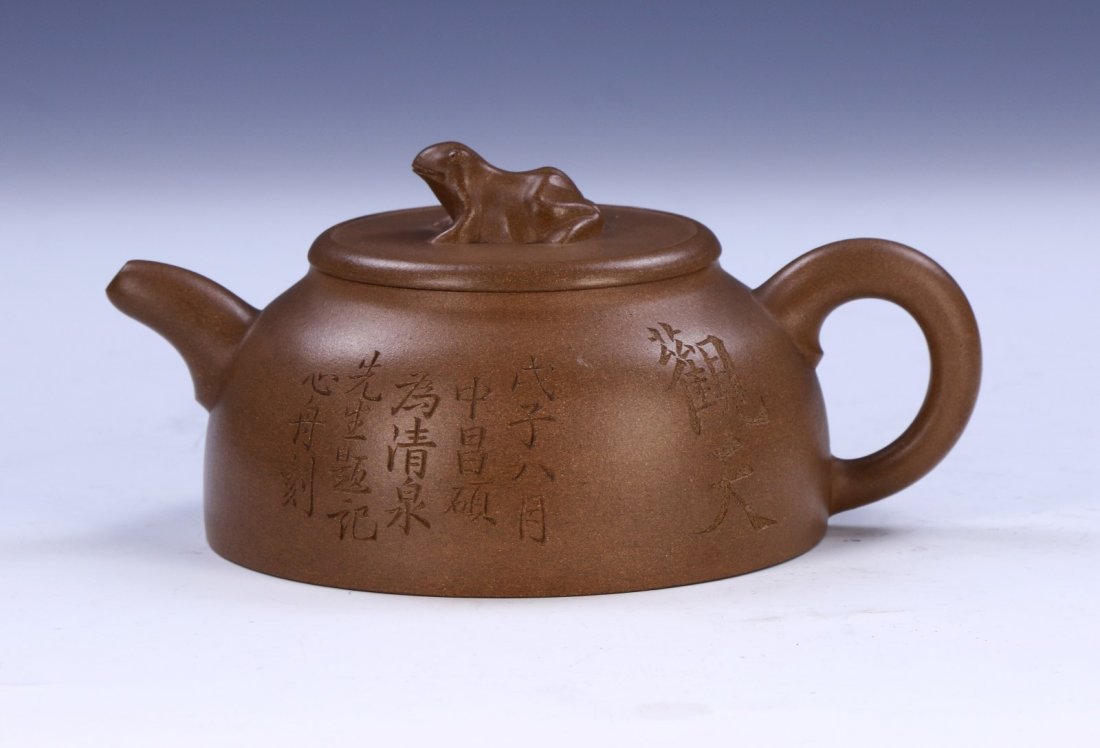 A CHINESE YIXING ZISHA TEAPOT (1 of 5)