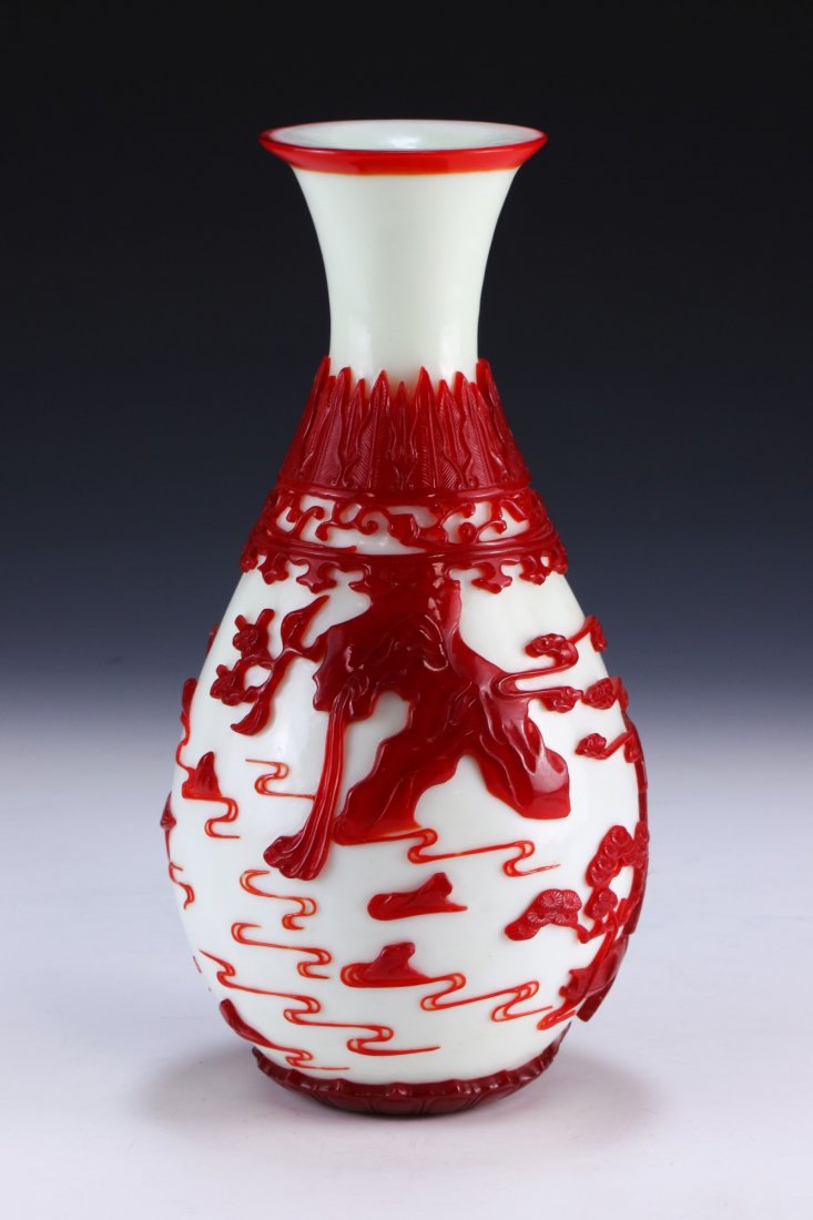 A CHINESE ANTIQUE OVERLAY PEKING GLASS VASE (1 of 5)