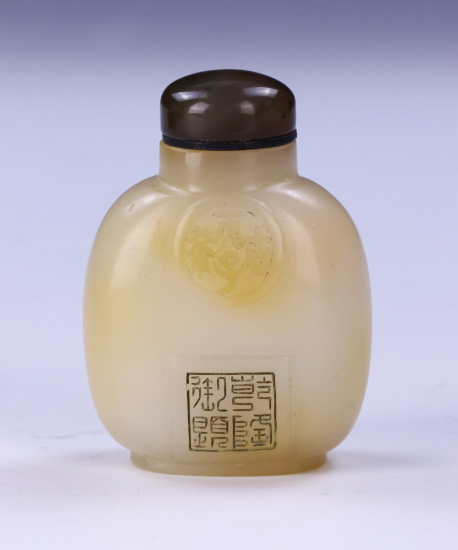 A CHINESE PEKING GLASS SNUFF BOTTLE (1 of 3)