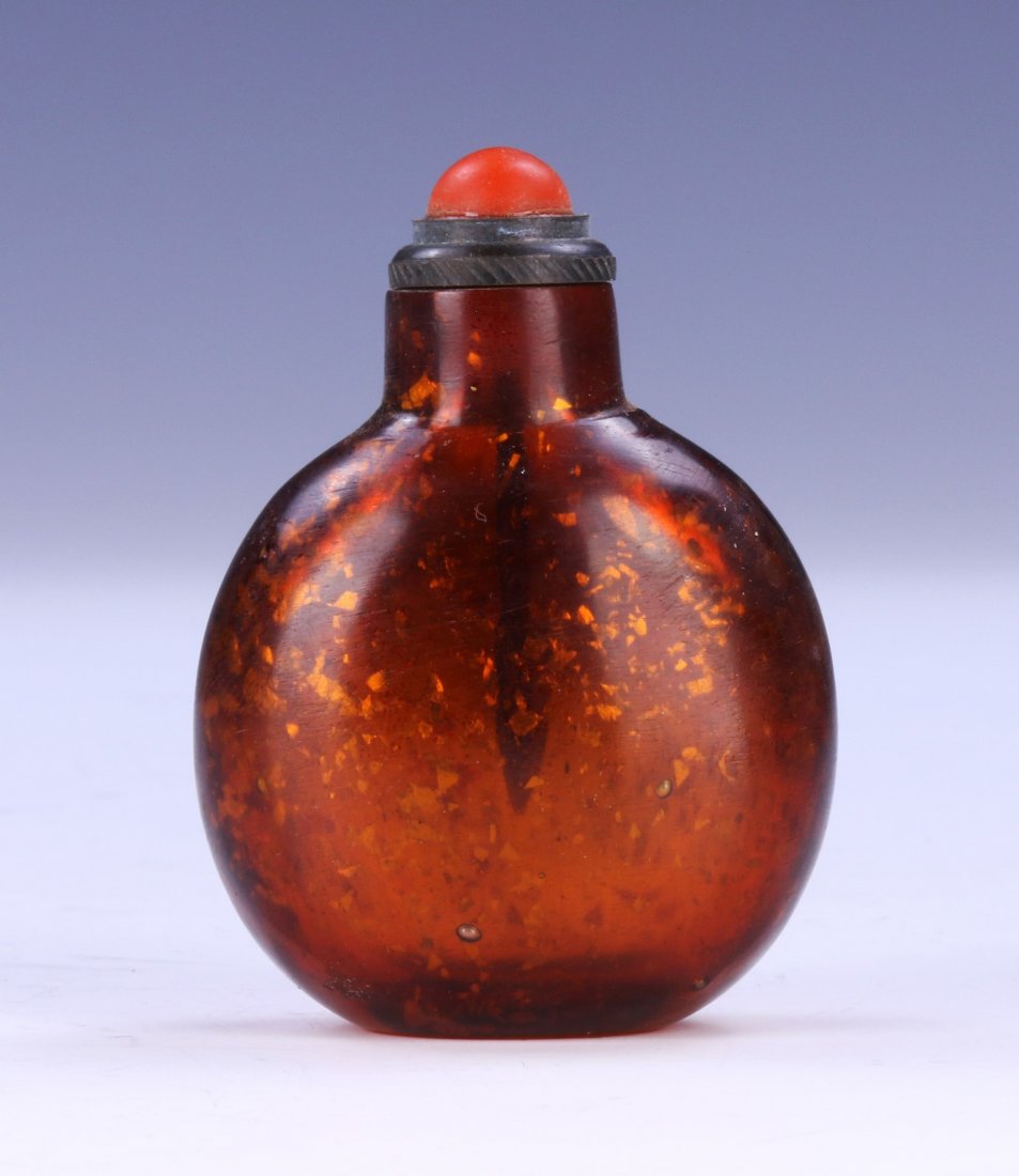 A CHINESE ANTIQUE PEKING GLASS SNUFF BOTTLE: A Chinese Antique Peking Glass Snuff Bottle; Size: H: 3" (7.62cm)