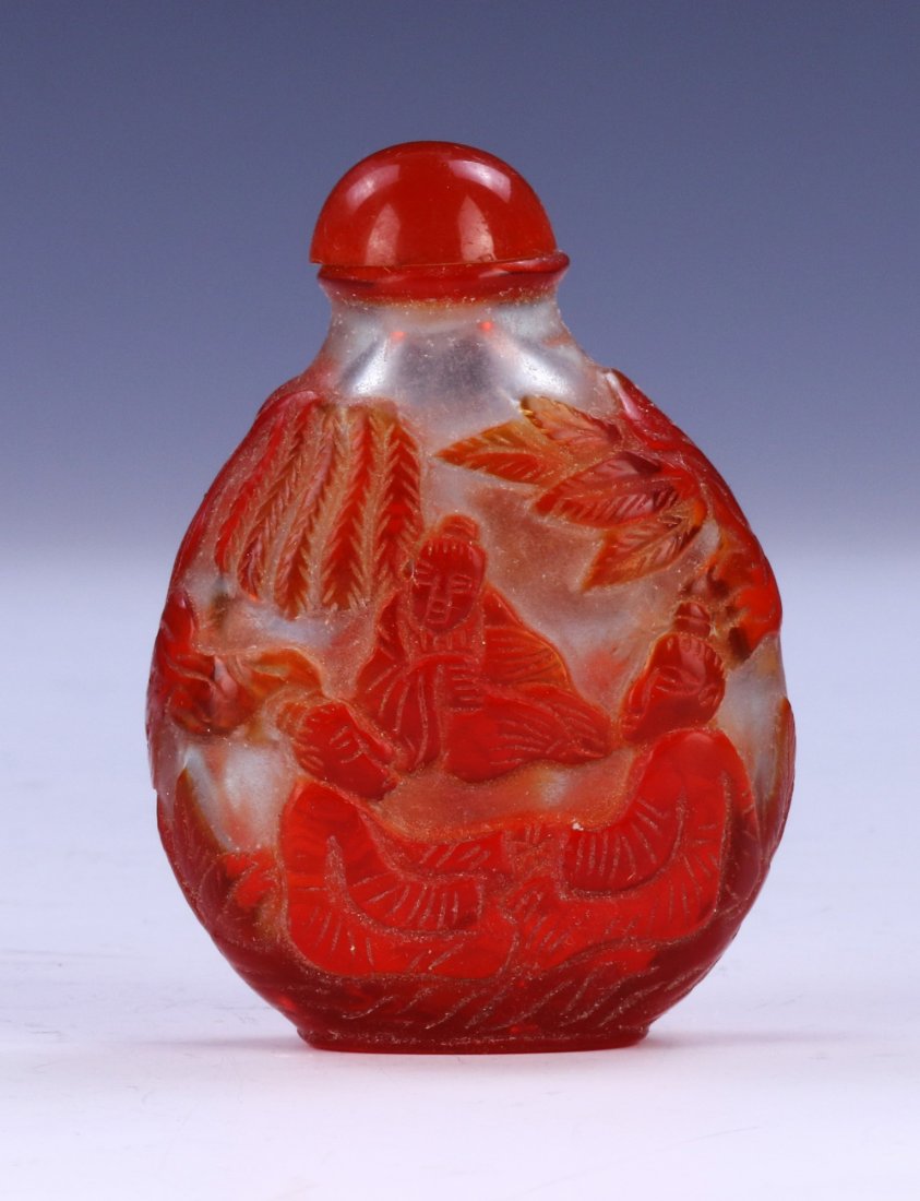A CHINESE ANTIQUE OVERLAY PEKING GLASS SNUFF BOTTLE (1 of 3)