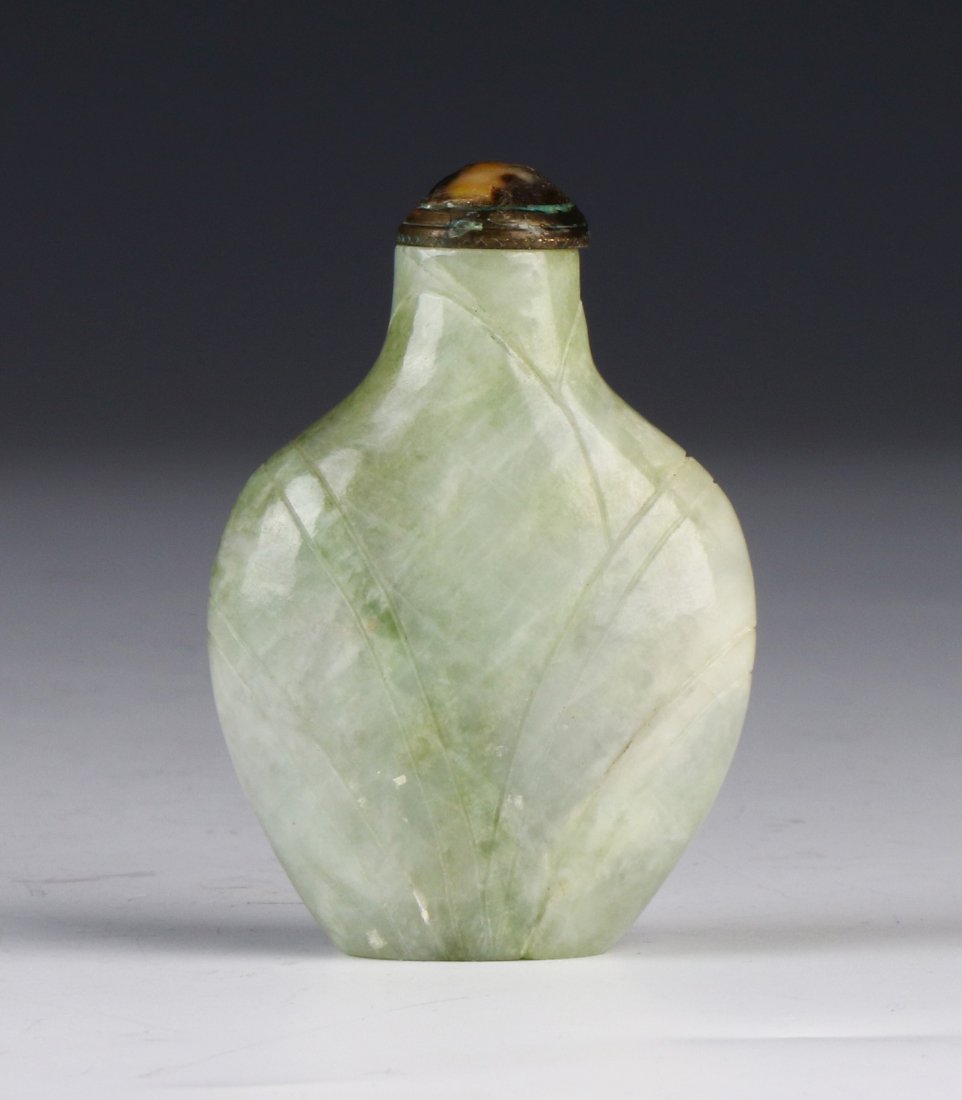 A CHINESE ANTIQUE PALE GREEN JADEITE SNUFF BOTTLE (1 of 3)