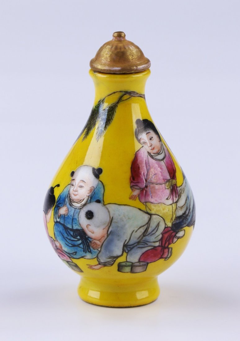 A CHINESE ANTIQUE PORCELAIN SNUFF BOTTLE (1 of 3)