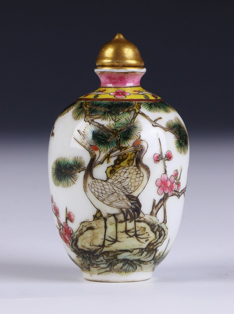 A CHINESE ANTIQUE FALANGCAI PORCELAIN SNUFF BOTTLE (1 of 3)