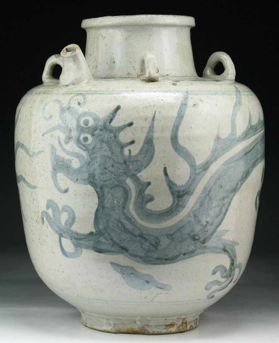 A CHINESE ANTIQUE BLUE & WHITE PORCELAIN VASE: A Chinese Antique Blue & White Porcelain Vase: Of Qing Dynasty; Size: H: 12-3/4" (32.39cm)