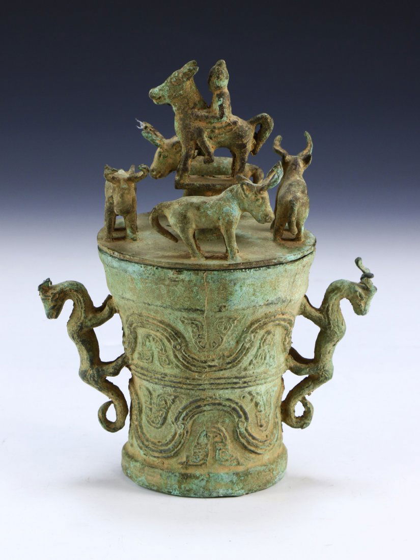 A CHINESE ANTIQUE LIDDED BRONZE VASE (1 of 4)