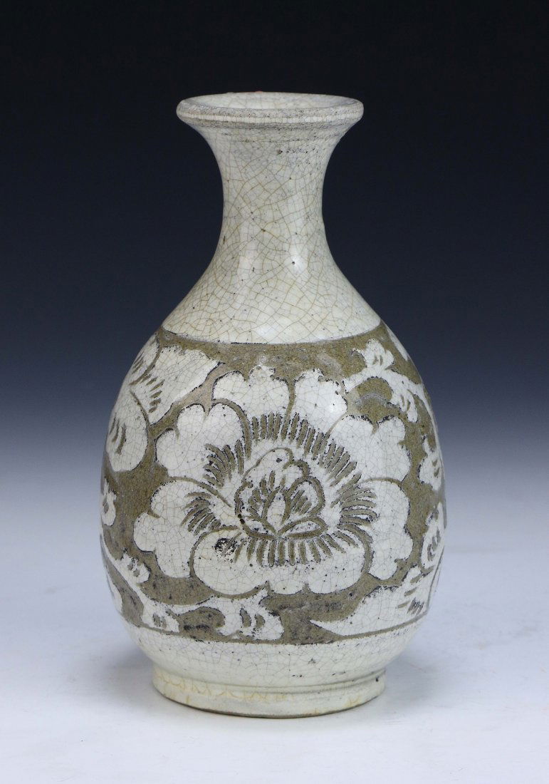 A CHINESE ANTIQUE INCISED CIZHOU YAO VASE: A Chinese Antique incised Cizhou Yao Vase: Of Ovoid Form, Finely Decorated With Blooming Flower Figures Along The Center Of The Vase; Size: H: 6" (15.24cm)