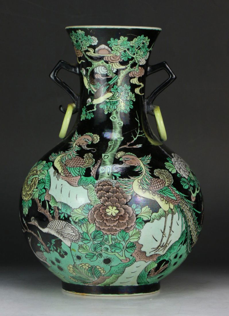 A CHINESE ANTIQUE SUSANCAI GLAZED PORCELAIN VASE (1 of 2)