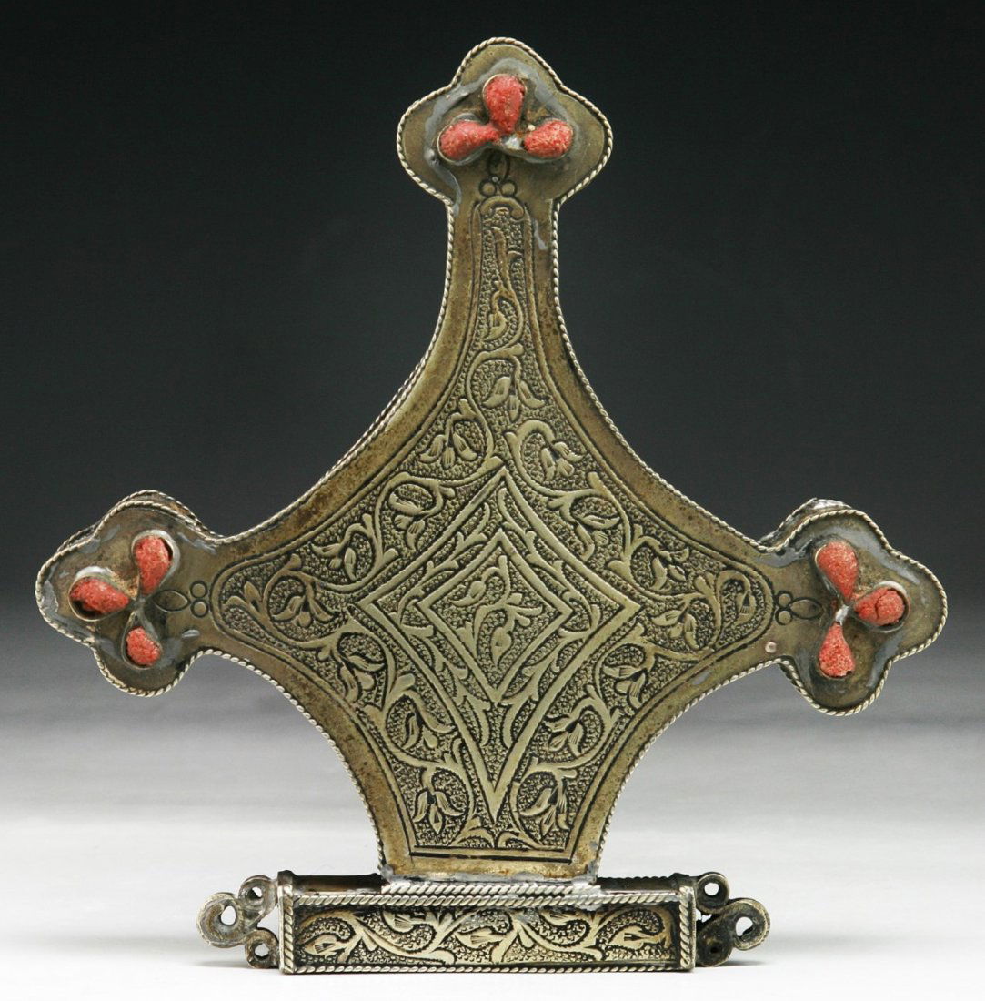 A TIBETAN ANTIQUE BRONZE BOX INLAID WITH CORAL (1 of 3)