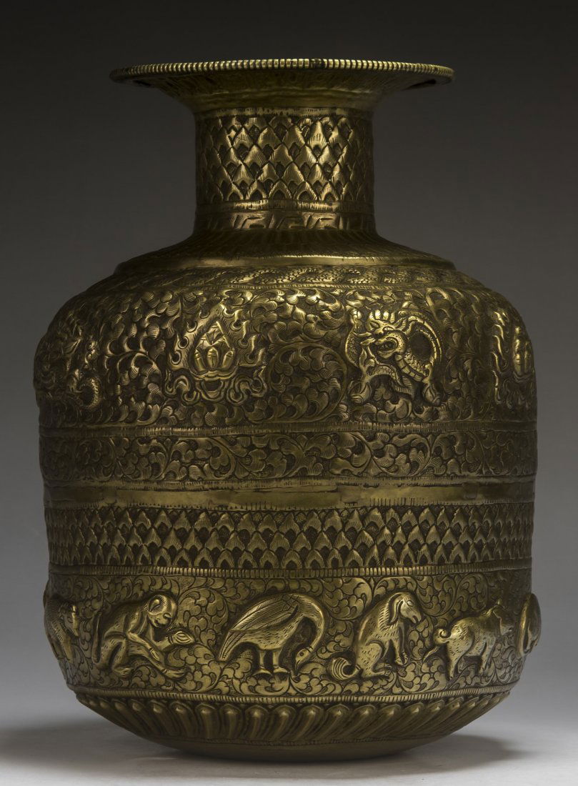 A CHINESE ANTIQUE BRONZE VASE (1 of 3)