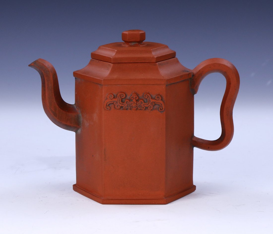 A CHINESE YIXING ZISHA TEAPOT (1 of 7)
