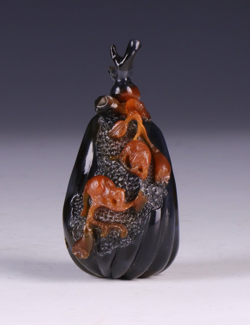 A CHINESE ANTIQUE AGATE SNUFF BOTTLE (1 of 3)