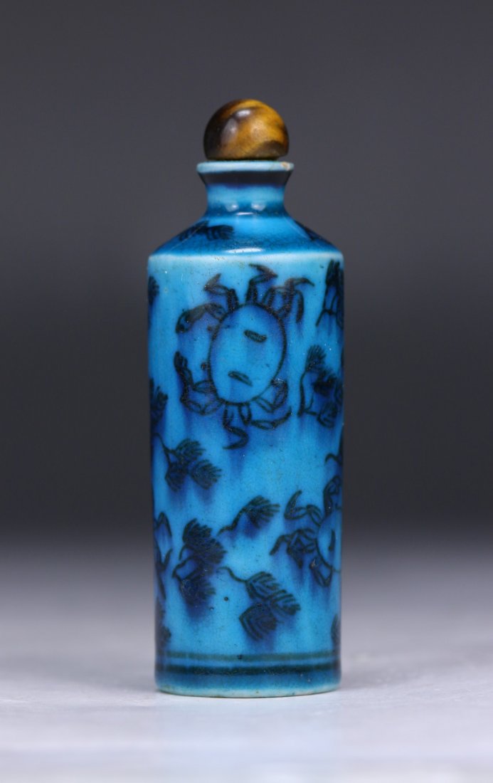 A Chinese Antique Porcelain Snuff Bottle (1 of 5)