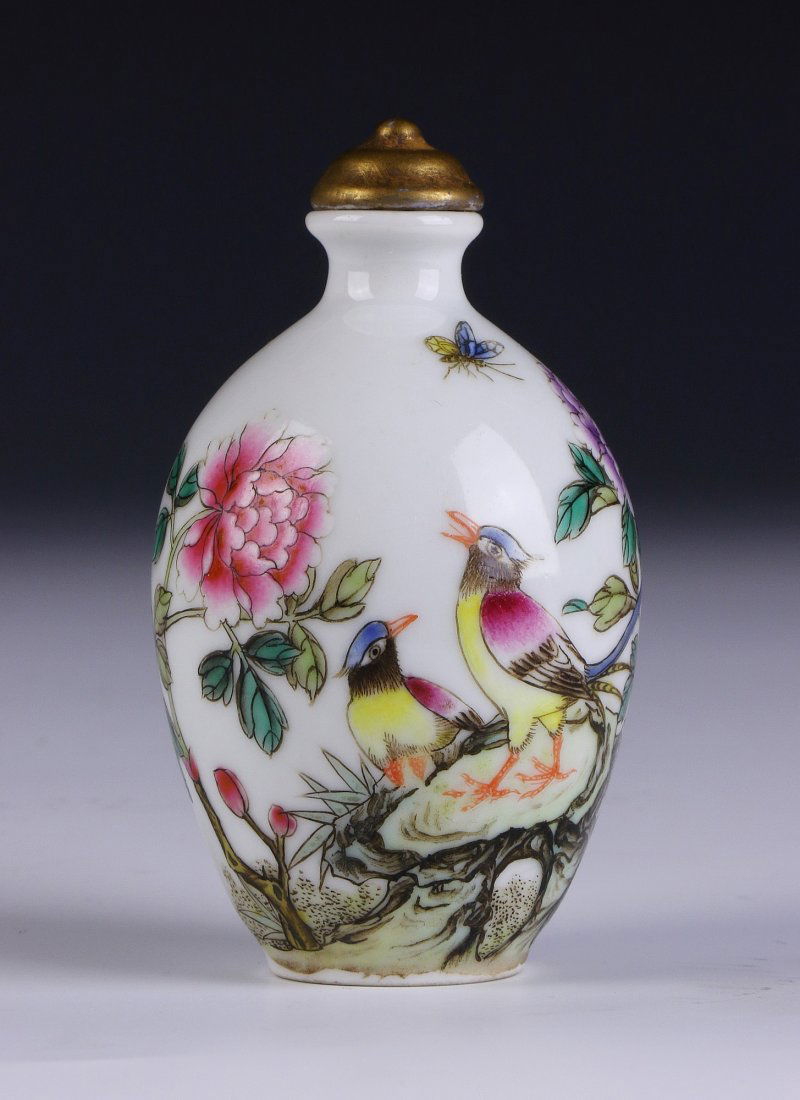 A Chinese Antique Porcelain Snuff Bottle (1 of 3)