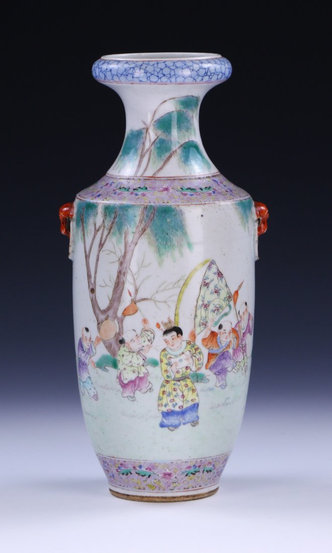 A CHINESE ANTIQUE FAMILLE ROSE PORCELAIN VASE (1 of 7)