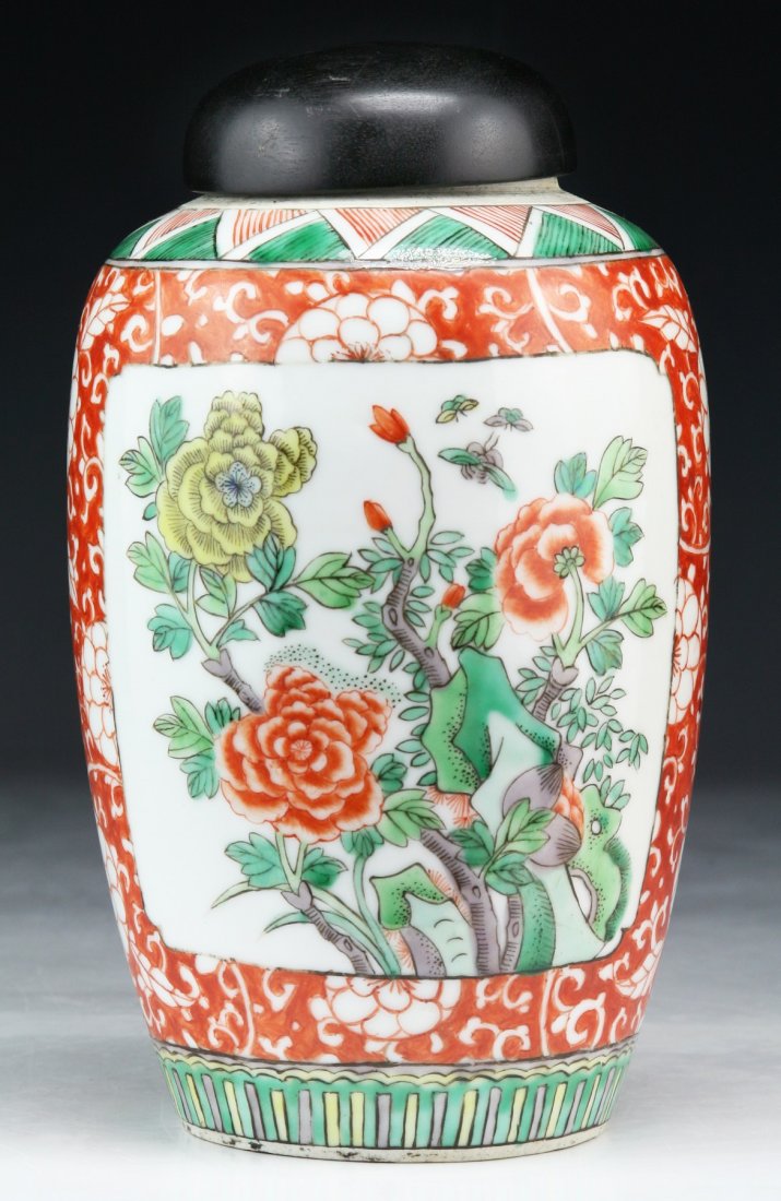 A CHINESE ANTIQUE FAMILLE ROSE PORCELAIN VASE WITH: A Chinese Antique Famille Rose Porcelain Vase With Cover: Mid-Late Qing Dynasty; Size: H: 8" (20.32cm)