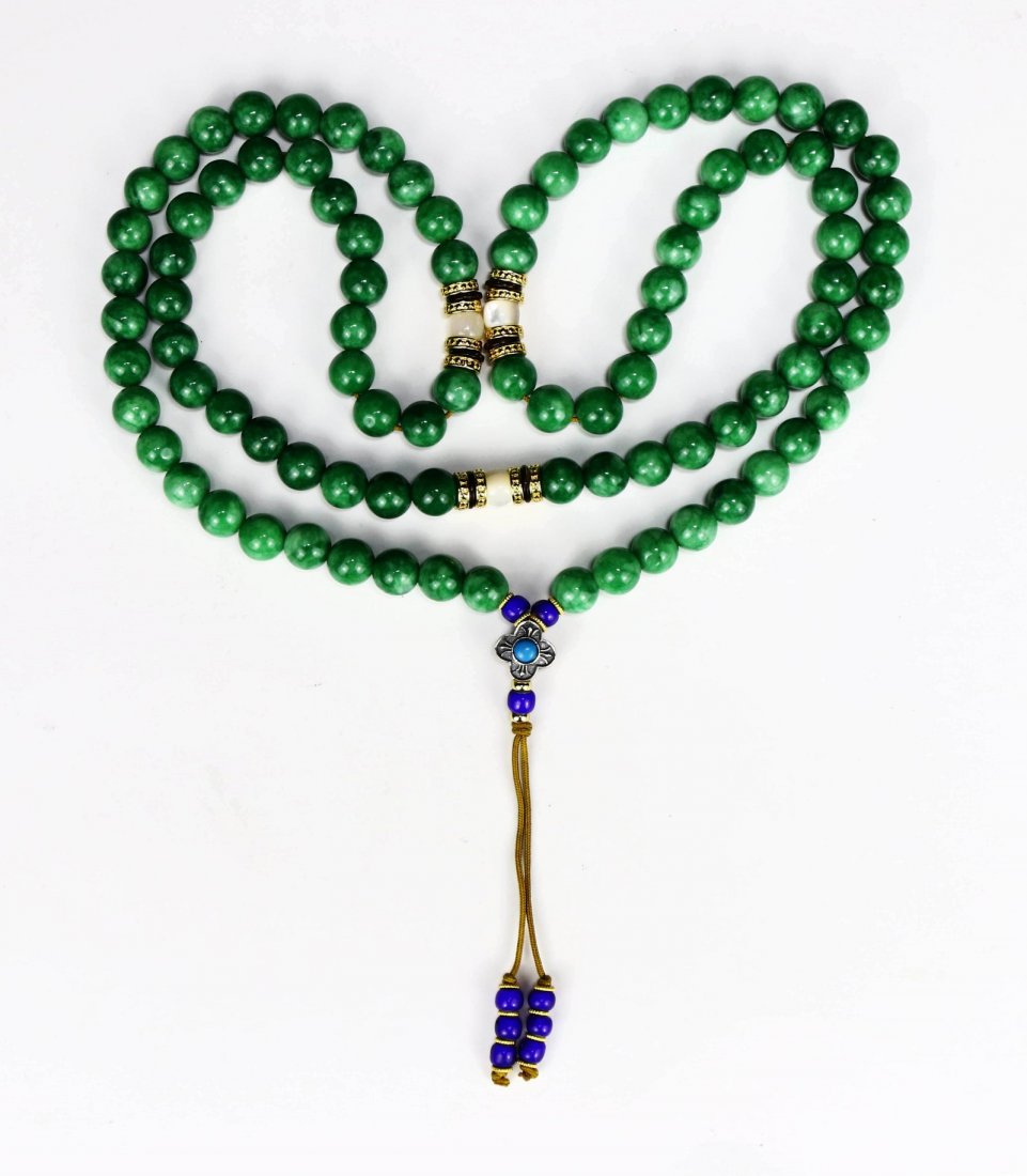 A GREEN STONE TIBETAN STYLE BEADED PRAYER NECKLACE (1 of 2)