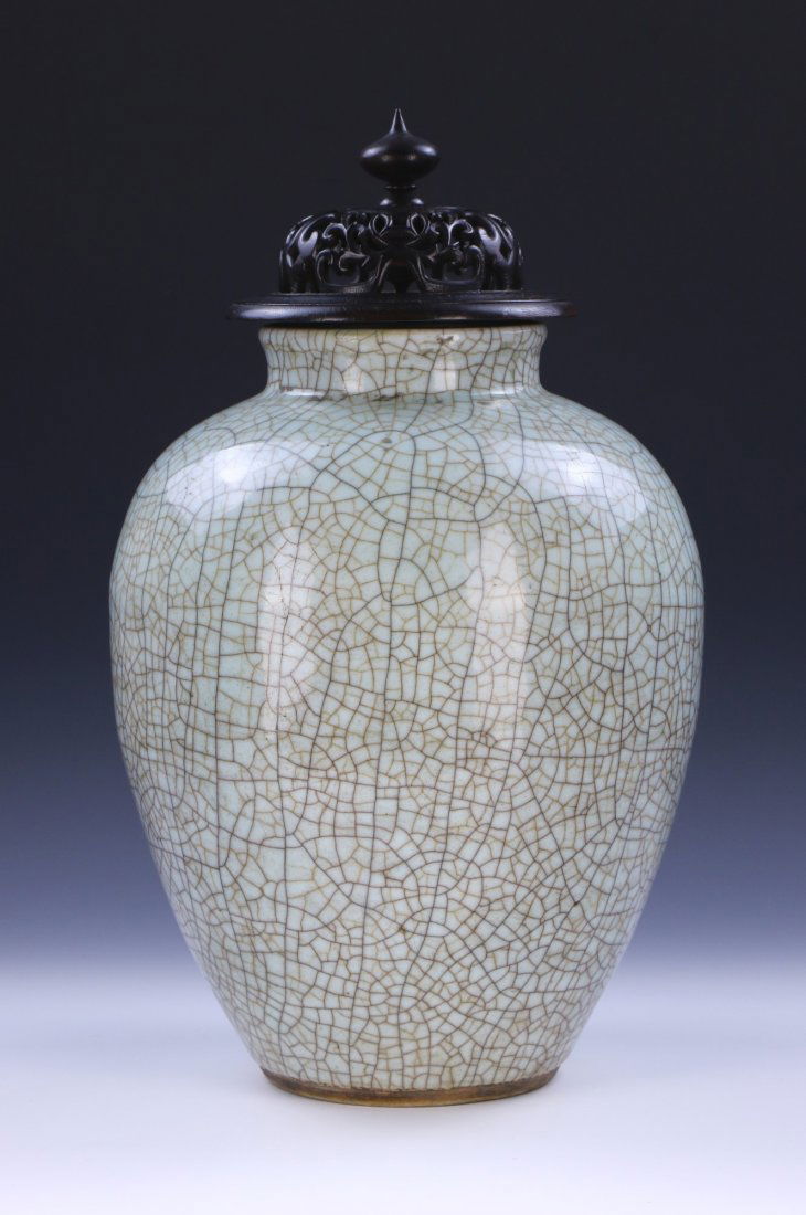 A CHINESE ANTIQUE GE-STYLE PORCELAIN VASE (1 of 3)