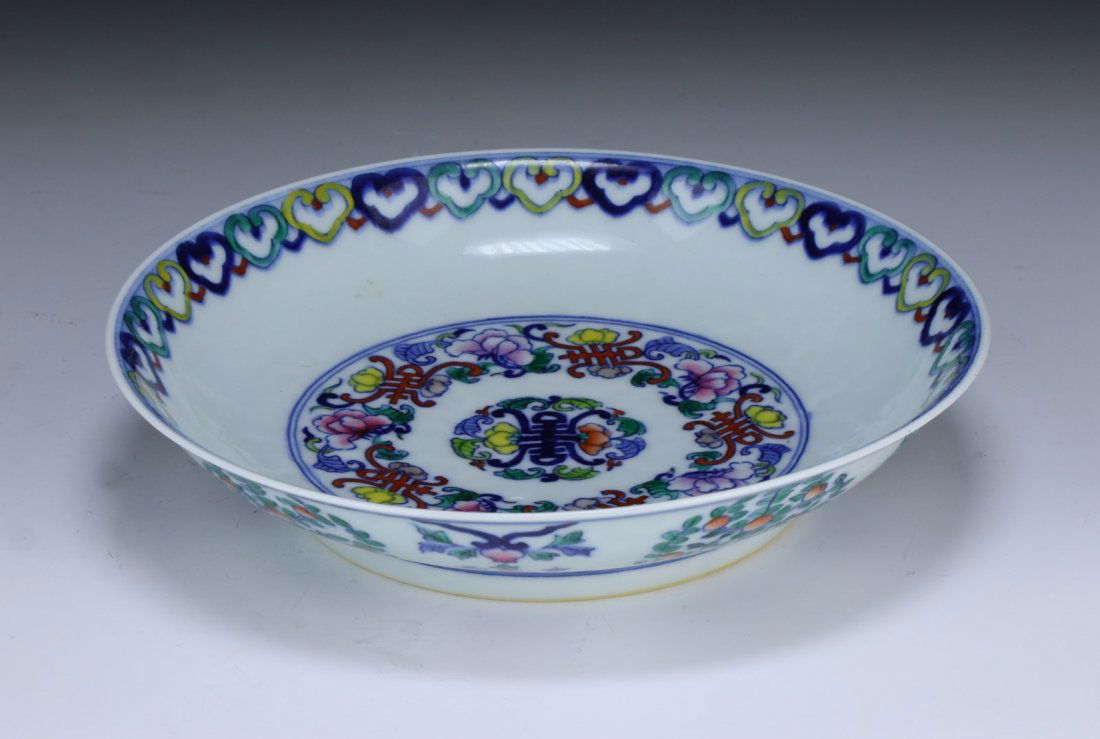 A CHINESE ANTIQUE DOUCAI PORCELAIN PLATE (1 of 4)