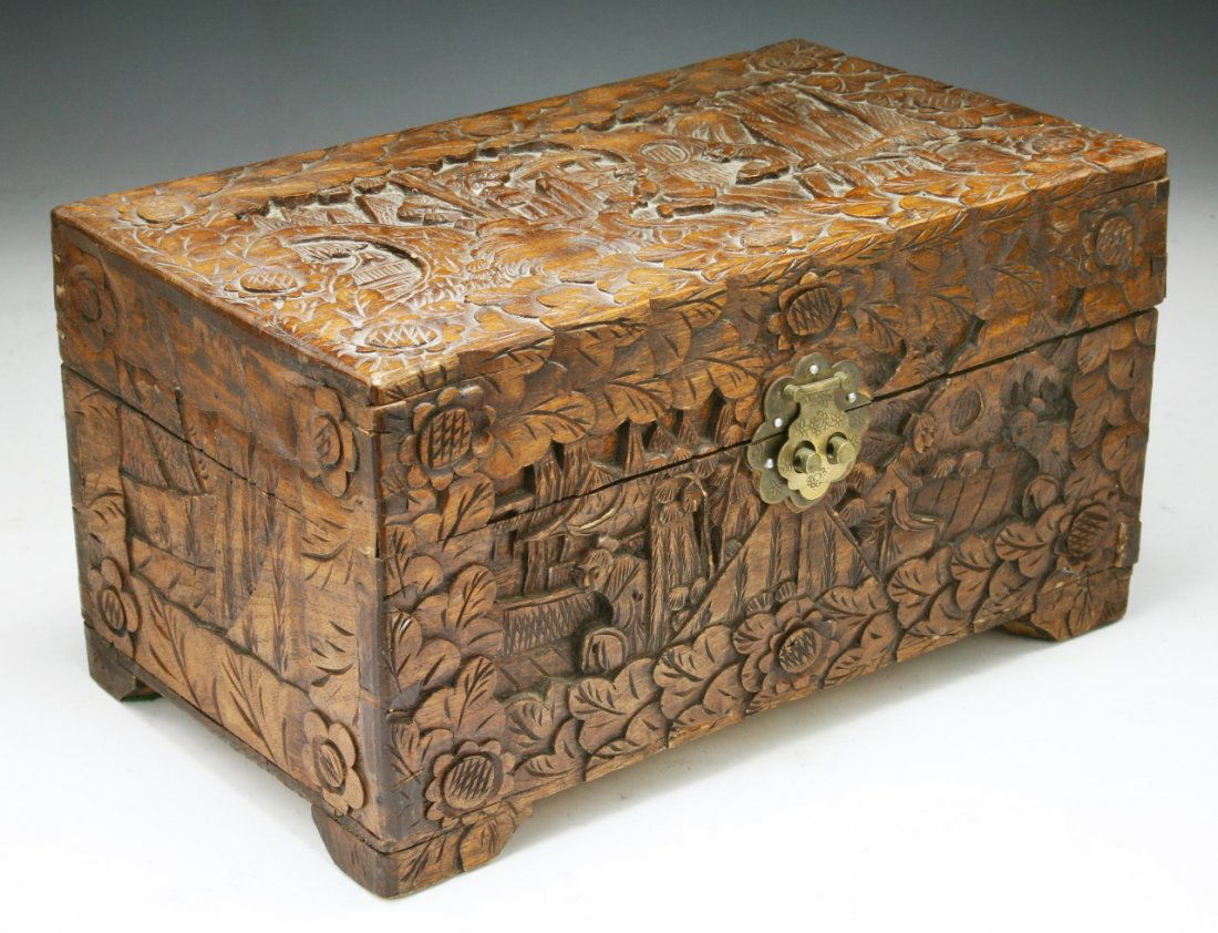 A CHINESE CAMPHOR WOOD BOX WITH COVER (1 of 5)