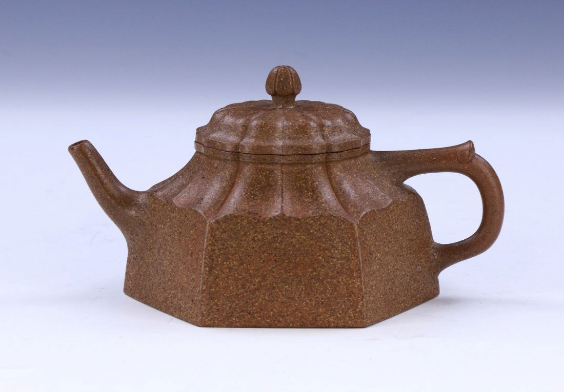 A CHINESE YIXING ZISHA TEAPOT (1 of 5)